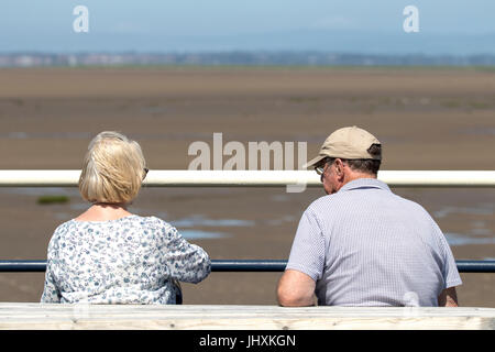 Southport, Merseyside, 17. Juli 2017. Großbritannien Wetter. Urlauber-Kopf ans Meer, die schönen Sommersonne in Southport in Merseyside genießen. Mit Zauber herrlicher Sonnenschein, die voraussichtlich im Laufe des Tages weiter wird ein schöner Tag in dem beliebten Badeort erwartet. Bildnachweis: Cernan Elias/Alamy Live-Nachrichten Stockfoto