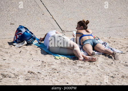 Southport, Merseyside, 17. Juli 2017. Großbritannien Wetter. Urlauber-Kopf ans Meer, die schönen Sommersonne in Southport in Merseyside genießen. Mit Zauber herrlicher Sonnenschein, die voraussichtlich im Laufe des Tages weiter wird ein schöner Tag in dem beliebten Badeort erwartet. Bildnachweis: Cernan Elias/Alamy Live-Nachrichten Stockfoto