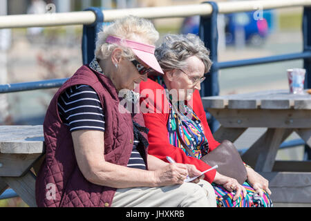 Southport, Merseyside, 17. Juli 2017. Großbritannien Wetter. Urlauber-Kopf ans Meer, die schönen Sommersonne in Southport in Merseyside genießen. Mit Zauber herrlicher Sonnenschein, die voraussichtlich im Laufe des Tages weiter wird ein schöner Tag in dem beliebten Badeort erwartet. Bildnachweis: Cernan Elias/Alamy Live-Nachrichten Stockfoto