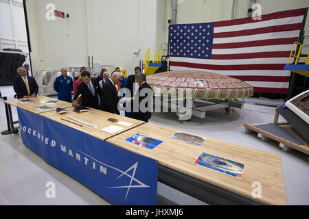 Besuchen das Orion-Raumschiff bei einem Rundgang durch die NASA Kennedy Space Center Neil Armstrong Operations und Checkout Building 6. Juli 2017 in Cape Canaveral, Florida, US-Vizepräsident Mike Pence und USA Florida Senator Marco Rubio. Stockfoto