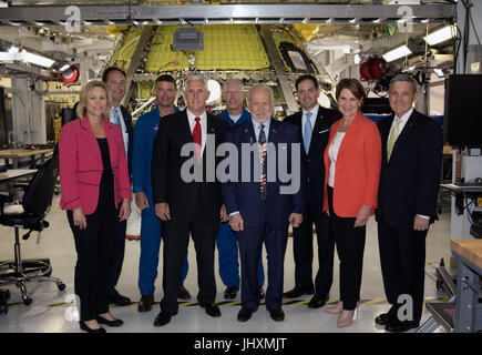 US-Vizepräsident Mike Pence und USA Florida Senator Marco Rubio posieren mit Apollo Astronaut Buzz Aldrin, Center, bei einem Besuch in das Orion-Raumschiff bei einem Rundgang durch die NASA Kennedy Space Center Neil Armstrong Operations und Checkout Building 6. Juli 2017 in Cape Canaveral, Florida. Stockfoto