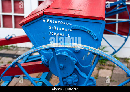 Altmodische/antike landwirtschaftliche Maschinen, Saatgut Spreader, Gusseisen, für das Bohren von Weizen Gerste Hafer verwendet Stockfoto