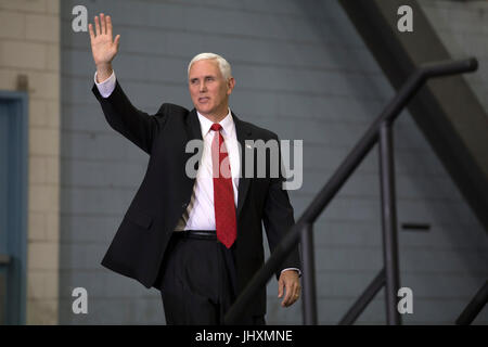 US-Vizepräsident Mike Pence "Wellenlinien" wie er bei einem Besuch im Kennedy Space Center Vehicle Assembly Building kommt 6. Juli 2017 in Cape Canaveral, Florida. Stockfoto