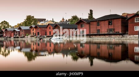 Rotes Ufer befindet sich am Ufer des Flusses Porvoo. Stockfoto