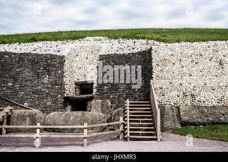 Eingang zum neolithikum Passage Grab von Newgrange Jungsteinzeit in Bru Na Boinne, Boyne Valley, County Meath, Irland Stockfoto