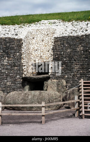 Eingang zum neolithikum Passage Grab von Newgrange Jungsteinzeit in Bru Na Boinne, Boyne Valley, County Meath, Irland Stockfoto