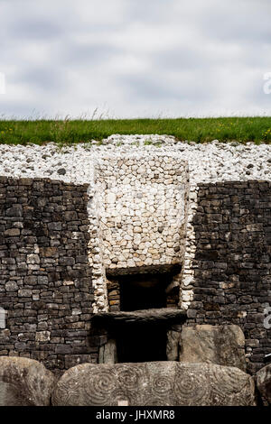 Eingang zum neolithikum Passage Grab von Newgrange in Bru Na Boinne, Boyne Valley, County Meath, Irland Stockfoto