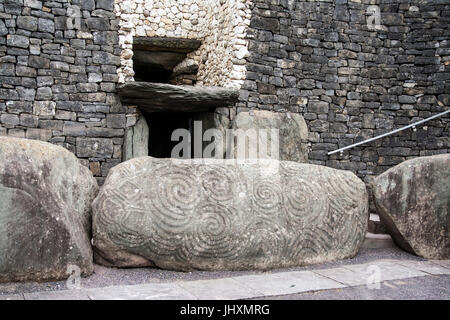 Eingang zum neolithikum Passage Grab von Newgrange Jungsteinzeit in Bru Na Boinne, Boyne Valley, County Meath, Irland Stockfoto