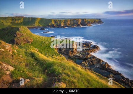 Portnaboe Bay und North Antrim Cliff von großen Stookan, Giant es Causeway, UK Stockfoto
