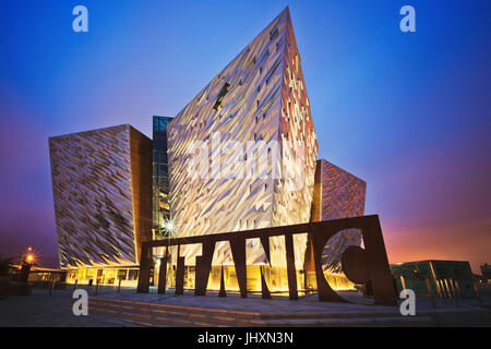 Sonnenuntergang über Belfast Titanic, Belfast, Nordirland, Vereinigtes Königreich Stockfoto