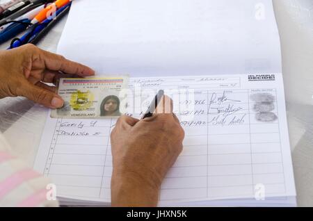 Millionen der Venezolaner beteiligte sich an einer Volksbefragung (Volksabstimmung) diesem 16. Juli. Einberufen durch das Präsidium der Einheit (Schlamm), wie in A Stockfoto