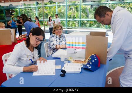 Millionen der Venezolaner beteiligte sich an einer Volksbefragung (Volksabstimmung) diesem 16. Juli. Einberufen durch das Präsidium der Einheit (Schlamm), wie in A Stockfoto