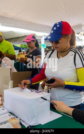 Millionen der Venezolaner beteiligte sich an einer Volksbefragung (Volksabstimmung) diesem 16. Juli. Einberufen durch das Präsidium der Einheit (Schlamm), wie in A Stockfoto