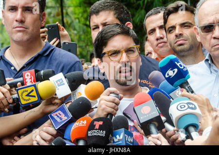 Freddy Guevara, Führer der Menschen Willen und erster Vizepräsident der nationalen Versammlung von Venezuela, gibt Erklärungen gegenüber der Presse über die re Stockfoto