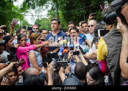 Freddy Guevara, Führer der Menschen Willen und erster Vizepräsident der nationalen Versammlung von Venezuela, gibt Erklärungen gegenüber der Presse über die re Stockfoto