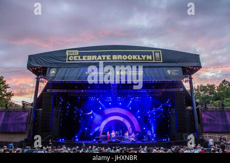 Brooklyn, NY - 15. Juli 2017. Die BRIC feiern Brooklyn! Festival Sommer-Konzertreihe kennzeichnete eine Post-Bastille Tag Rechnung von Louisiana zweisprachig Stockfoto