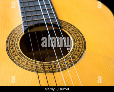 Nahaufnahme von Antonio Sanchez klassische Gitarre mit Griffbrett, Bünde, dekorative Schalloch und Streicher Stockfoto