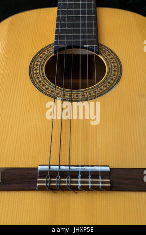 Nahaufnahme von Antonio Sanchez klassische Gitarre mit Griffbrett, Bünde, dekorative Schalloch und Streicher Stockfoto