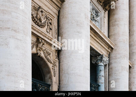 Rom, Italien, 19. August 2016: Detail der Fassade der Basilika St. Peter. der päpstlichen Basilika ist eine italienische Renaissance Kirche in Vatikanstadt, die Stockfoto