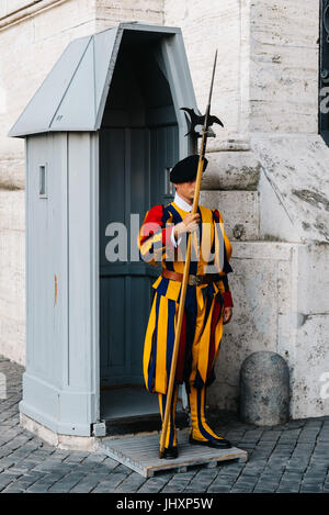 Rom, Italien, 19. August 2016: Päpstliche Schweizergarde stand zu seiner Post. Die Schweizer Garde diente seit dem späten 15. Jahrhundert. Stockfoto