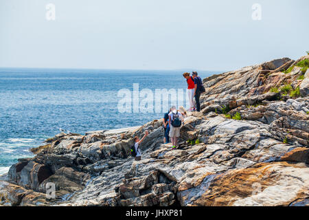 Eine Familie erforscht Felsenküste in Bristol, Maine, USA. Stockfoto