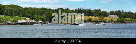 Panorama von der Nordküste mit einem Fischtrawler Pier und Hummer vertäut im Hafen von Pemaquid in Bristol, Maine, USA. Stockfoto