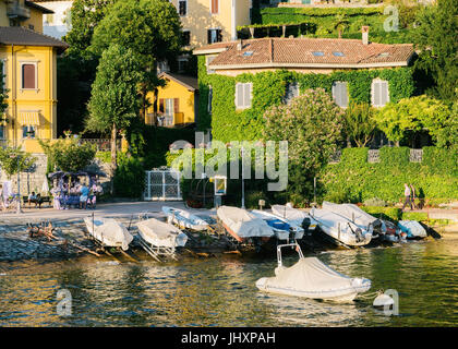 Gebäude von Efeu bedeckt Blätter und Blüten in Comer See, Italien Stockfoto