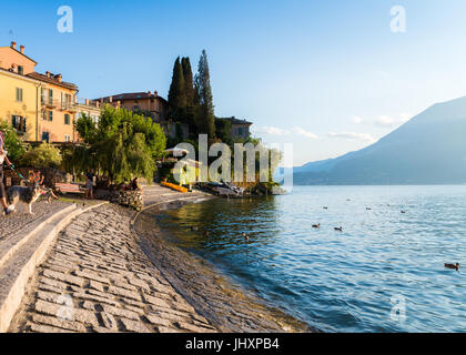 Panorama Blick bei Sonnenuntergang über dem kleinen Dorf von Varenna, Comer See, Lombardei, Italien Stockfoto