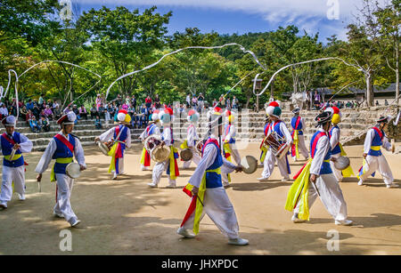 Republik Korea, Suwon, Korean Folk Village, Bauern-Musik und Tanz Stockfoto