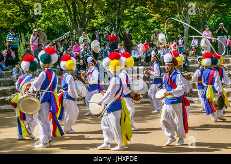 Republik Korea, Suwon, Korean Folk Village, Bauern-Musik und Tanz Stockfoto