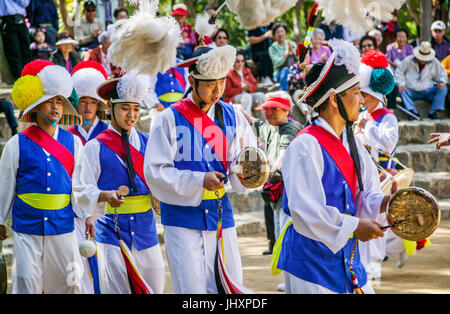 Republik Korea, Suwon, Korean Folk Village, Bauern-Musik und Tanz Stockfoto