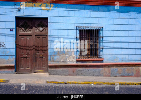 AREQUIPA, PERU - ca. APRIL 2014: Typische Fassade von Arequipa. Arequipa ist die zweite Stadt von Perú durch mit 861.145 Einwohnern und ist der s Stockfoto