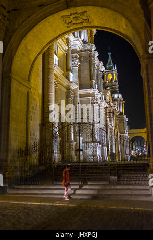 AREQUIPA, PERU - ca. APRIL 2014: Blick auf den Eingang zur Kathedrale von Arequipa nachts. Arequipa ist die zweite Stadt von Perú Bevölkerung mit 861, Stockfoto