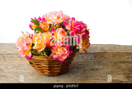 Weidenkorb mit wilden Rosen-Blumen. Hochzeit oder Geburtstag Dekoration