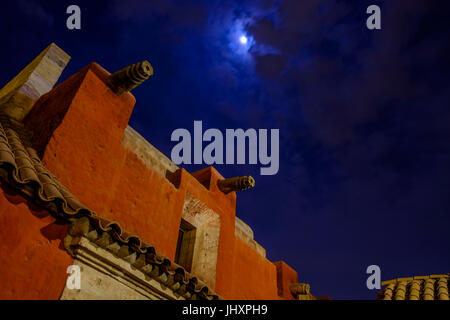 AREQUIPA, PERU - ca. APRIL 2014: Architekturdetail an das Kloster Santa Catalina in der Nacht in Arequipa. Arequipa ist die zweite Stadt von Perú Stockfoto