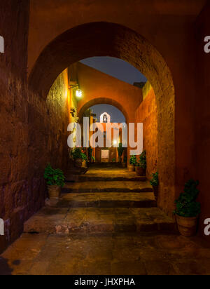 AREQUIPA, PERU - ca. APRIL 2014: Innere des Klosters von Santa Catalina in der Nacht in Arequipa. Arequipa ist die zweite Stadt von Perú durch populatio Stockfoto