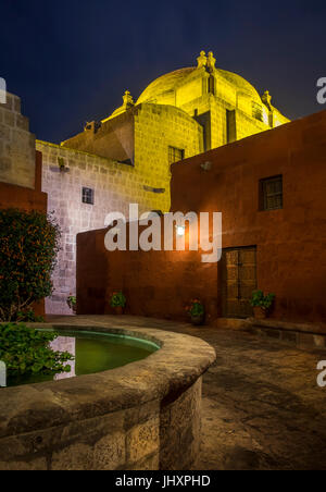 AREQUIPA, PERU - ca. APRIL 2014: Innere des Klosters von Santa Catalina in der Nacht in Arequipa. Arequipa ist die zweite Stadt von Perú durch populatio Stockfoto