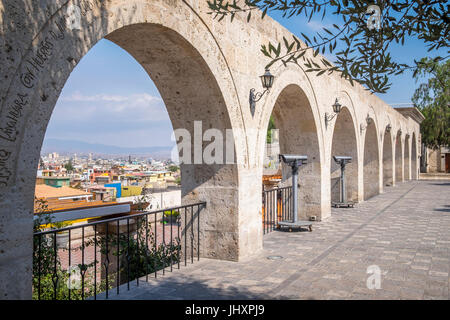 AREQUIPA, PERU - ca. APRIL 2014: Blick auf Bögen am Aussichtspunkt Yanahuara Arequipa ist die zweite Stadt von Perú Bevölkerung mit 861.145 Einwohner Stockfoto