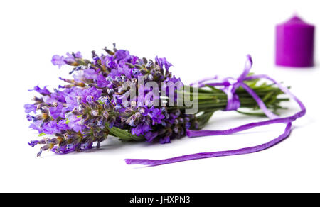Lavendel Blumen Blumenstrauß und lila Kerze auf weiß Stockfoto