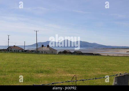 Blick über den Strand von Tyrella County Down zu den Mourne Mountains. Stockfoto