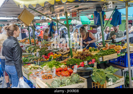 Ein Obst- und Gemüse stall an der Portobello Market in Notting Hill, London. Stockfoto