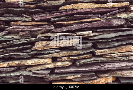 Flache Steinen gestapelt ist unwahrscheinlich. Stein Textur Konstruktion. Stockfoto
