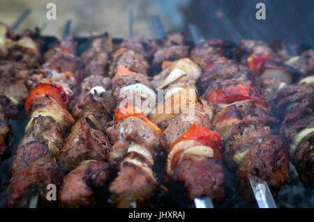 Gegrillte Spieße mit Gemüse und Fleisch. Gebratenes Fleisch auf dem Grill. Stockfoto