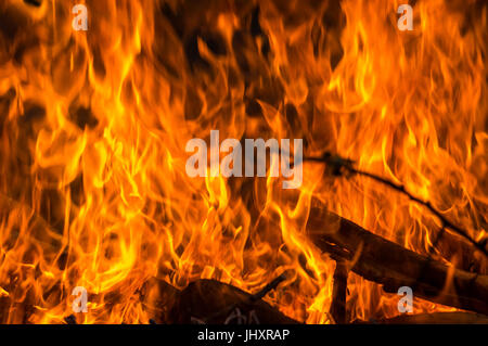 Feuersturm Textur. Bokeh-Leuchten auf schwarzem Hintergrund, Funken Schuss Feuer fliegen in der Luft Stockfoto