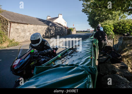 Straßenrennen der Southern 100 Road Races 2017, Isle of man. Fahrer wie Michael Dunlop, Ivan Lintin, Dan Kneen und Dean Harrison Stockfoto