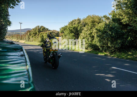 Straßenrennen der Southern 100 Road Races 2017, Isle of man. Fahrer wie Michael Dunlop, Ivan Lintin, Dan Kneen und Dean Harrison Stockfoto