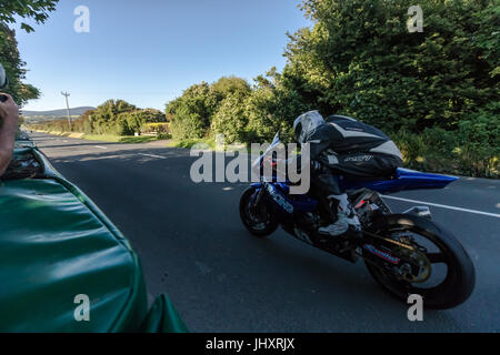 Straßenrennen der Southern 100 Road Races 2017, Isle of man. Fahrer wie Michael Dunlop, Ivan Lintin, Dan Kneen und Dean Harrison Stockfoto