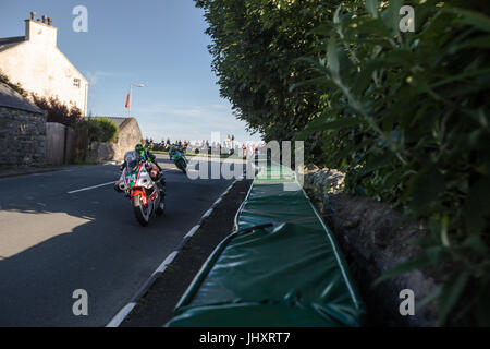 Straßenrennen der Southern 100 Road Races 2017, Isle of man. Fahrer wie Michael Dunlop, Ivan Lintin, Dan Kneen und Dean Harrison Stockfoto