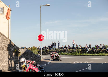 Straßenrennen der Southern 100 Road Races 2017, Isle of man. Fahrer wie Michael Dunlop, Ivan Lintin, Dan Kneen und Dean Harrison Stockfoto