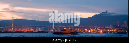 Tai Mo Shan Berg, Hong Kongs höchstem Gipfel und Stonecutters Bridge, Hong Kong, China. Stockfoto